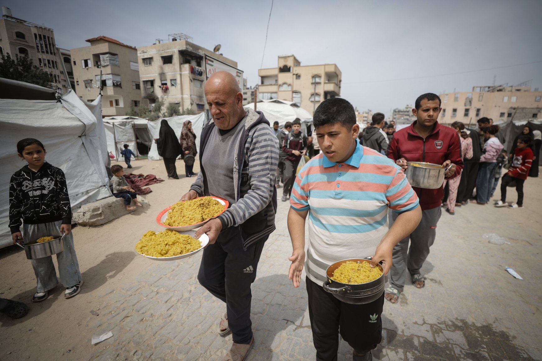 Thousands seek food aid amid Gaza’s ongoing blockade | Daily Sabah