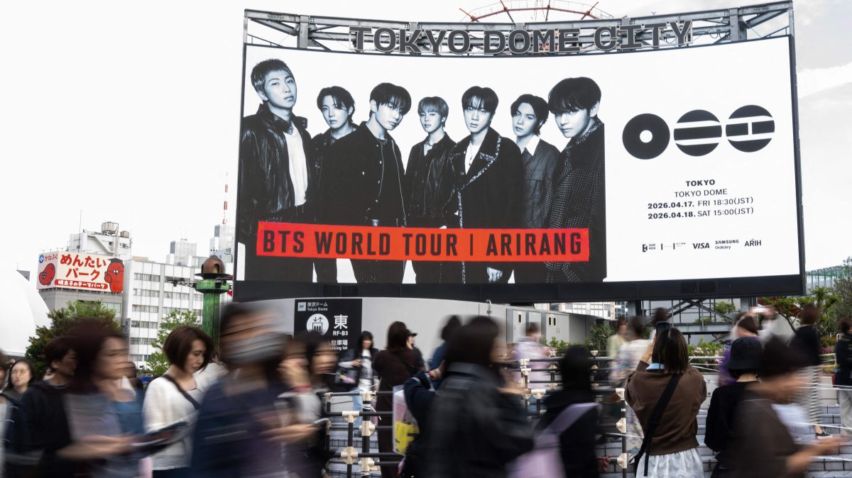 Fans of Korean boy band BTS line up at Tokyo Dome before the start of the first BTS World Tour "Arirang," Tokyo, Japan, April 17, 2026. (AFP Photo)