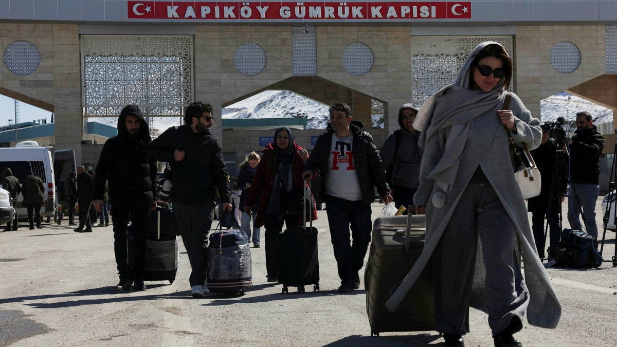 Iranians walk after crossing into Türkiye at the Kapıköy Border Gate, Van province, eastern Türkiye, March 3, 2026. (Reuters Photo)