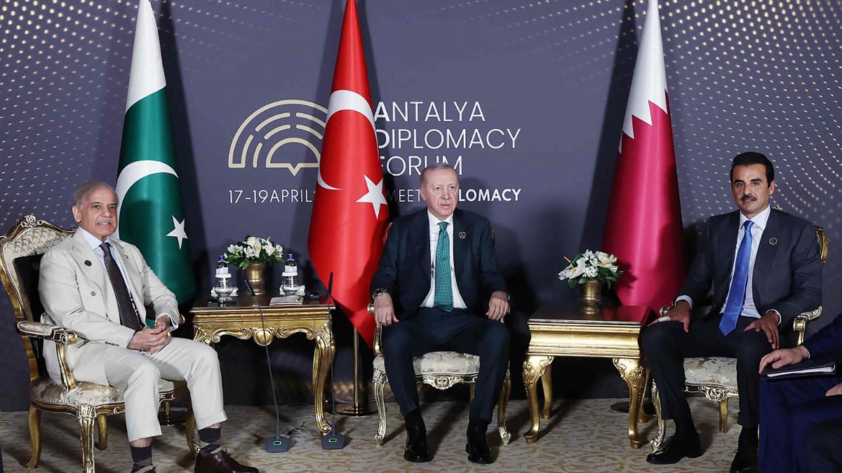 President Recep Tayyip Erdoğan, Pakistan's Prime Minister Shehbaz Sharif and Qatar's Emir Sheikh Tamim bin Hamad Al-Thani meet on the sidelines of the Antalya Diplomacy Forum in Antalya, April 17, 2026. (Pakistan's Prime Minister's Office Handout via AFP) 