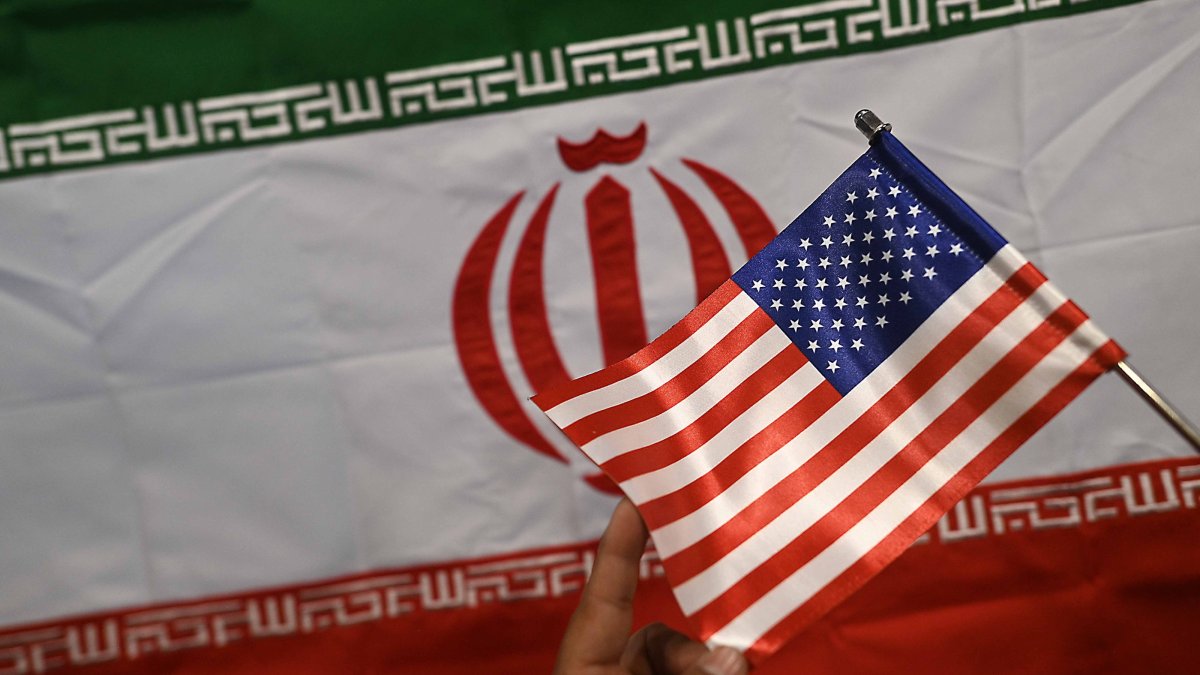 A shopkeeper displays Iranian and U.S. flags at a shop in Karachi, Pakistan, April 17, 2026. (EPA Photo)