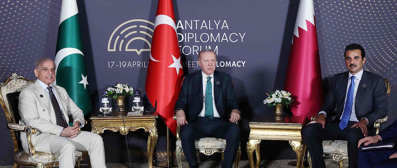 President Recep Tayyip Erdoğan, Pakistan's Prime Minister Shehbaz Sharif and Qatar's Emir Sheikh Tamim bin Hamad Al-Thani meet on the sidelines of the Antalya Diplomacy Forum in Antalya, April 17, 2026. (Pakistan's Prime Minister's Office Handout via AFP) 