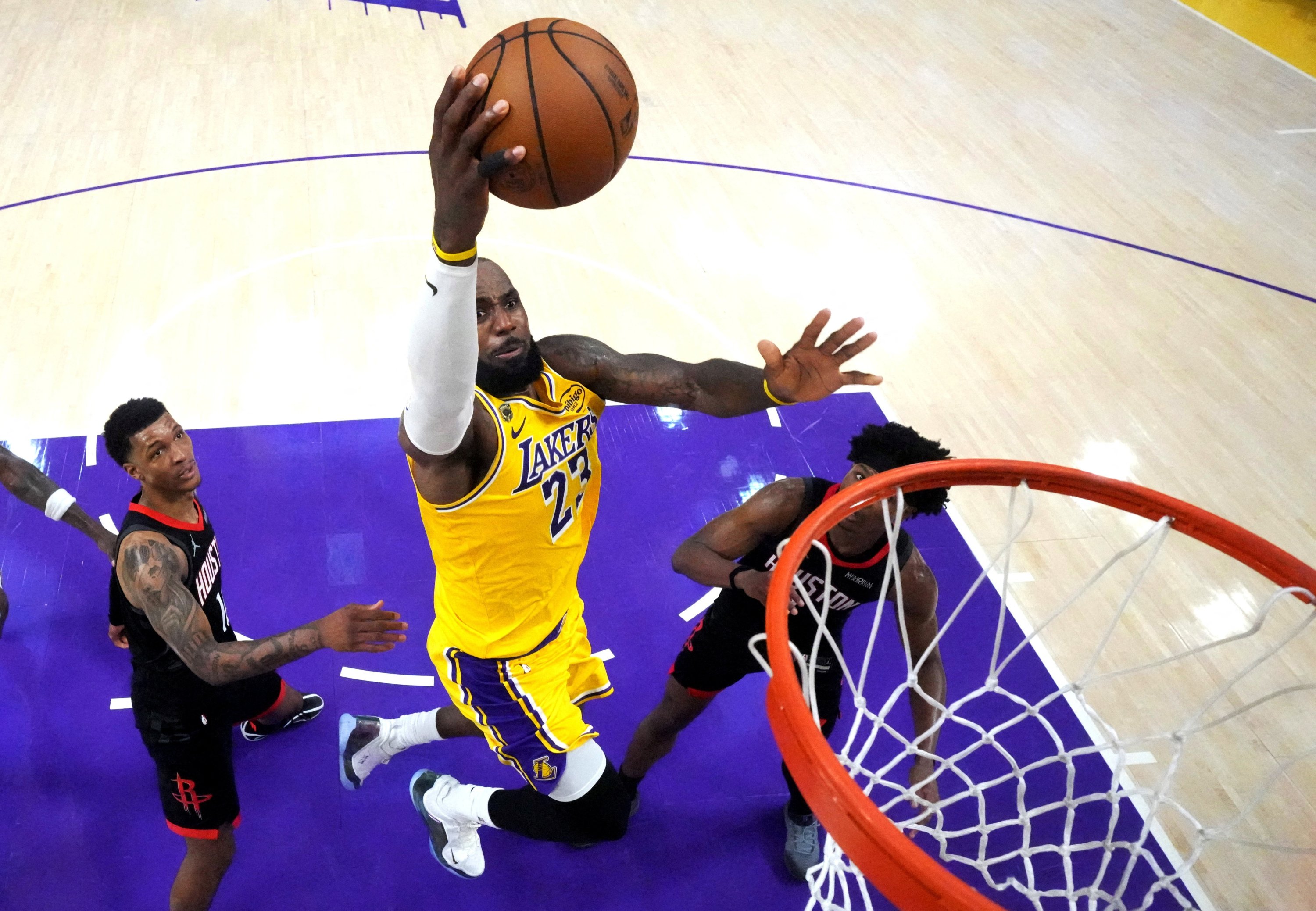 Lakers shoot down Rockets to launch NBA playoffs campaign