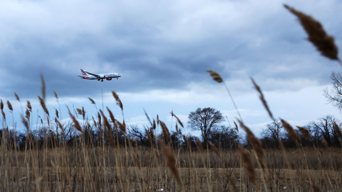 An American Airlines aircraft approaches landing at John F. Kennedy International Airport, Queens, New York City, U.S., March 27, 2026. (Reuters Photo)