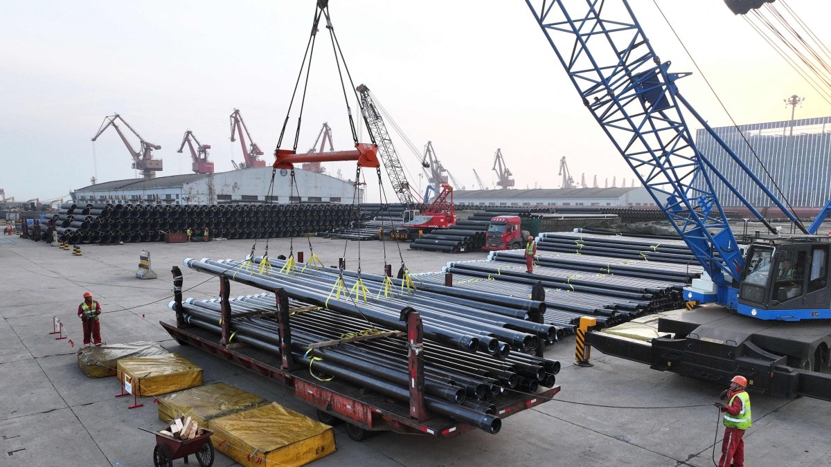 Workers load steel pipes for export at a port, Lianyungang, eastern China, March 27, 2026. (AFP Photo)