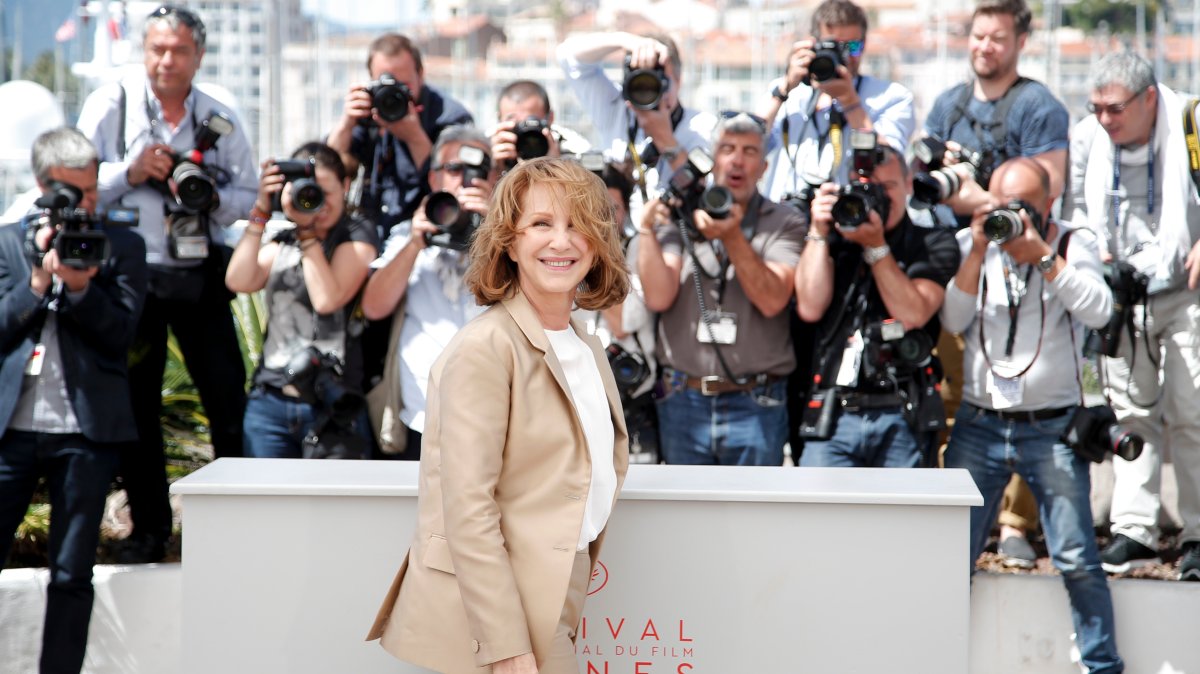 Actress Nathalie Baye poses for photographers during a photo call for the film "Juste La Fin Du Monde," Cannes, southern France, May 19, 2016. (AP Photo)
