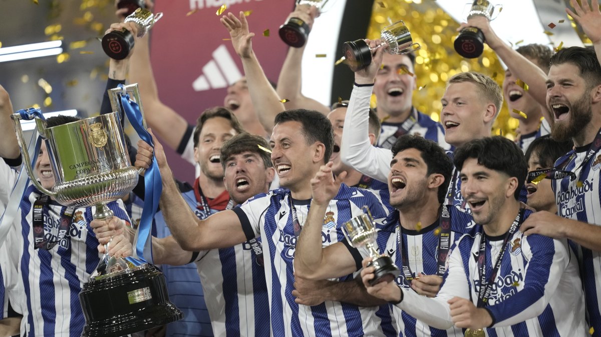 Real Sociedad players celebrate winning the Copa del Rey after beating Atletico Madrid, Seville, Spain, April 18, 2026. (AA Photo)