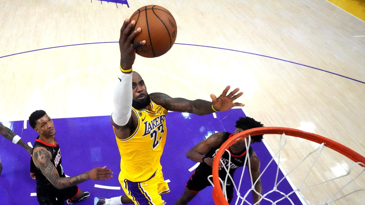 Lakers forward LeBron James (C) shoots the ball in an NBA game against Houston Rockets, Los Angeles, California, U.S., April 18, 2026. (Reuters Photo)
