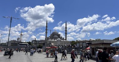 Yeni Mosque with crowded street creates a vibrant travel and tourism atmosphere, Istanbul, Türkiye, June 26, 2024. (Shutterstock Photo)