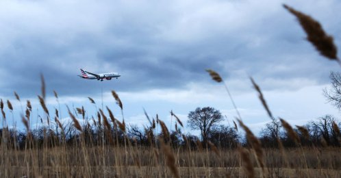 An American Airlines aircraft approaches landing at John F. Kennedy International Airport, Queens, New York City, U.S., March 27, 2026. (Reuters Photo)