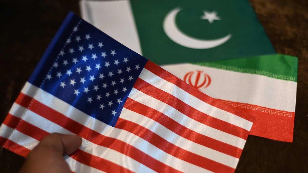 A shopkeeper displays Iranian, U.S. and Pakistani flags at a shop in Karachi, Pakistan, April 17, 2026. (EPA Photo)