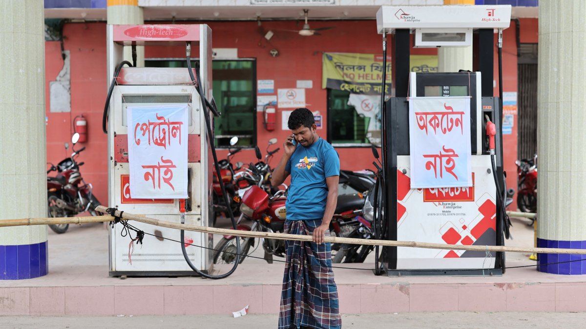 A man speaks on a phone near a closed fuel station, Manikganj, Bangladesh, April 8, 2026. (Reuters Photo)
