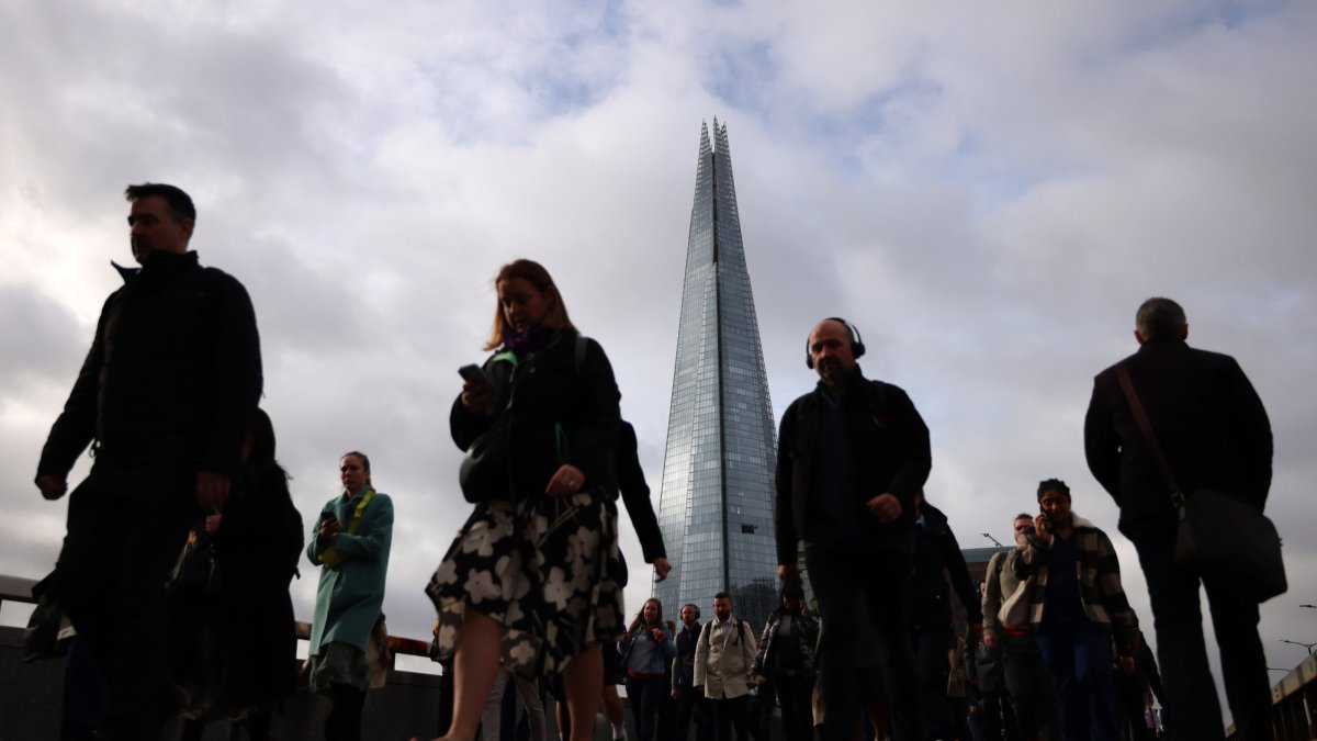 Commuters walk across London Bridge, London, U.K., April 16, 2026. (EPA Photo)