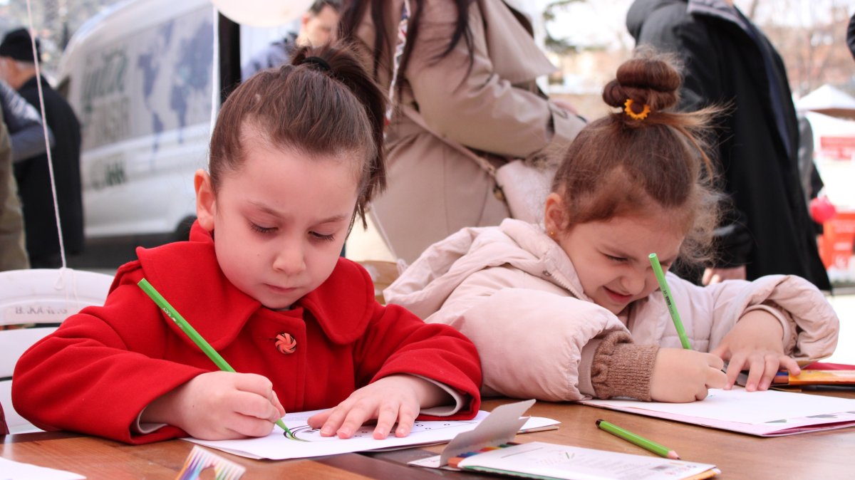 Children paint drawings and write messages on paper, Kastamonu, Türkiye, April 11, 2026. (AA Photo)