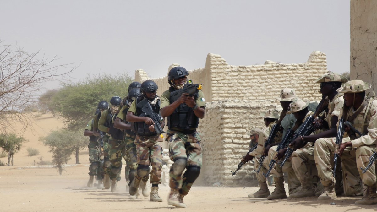 Nigerian special forces run past Chadian troops in a hostage rescue exercise at the end of the Flintlock exercise, Mao, Chad, March 7, 2015. (AP Photo)