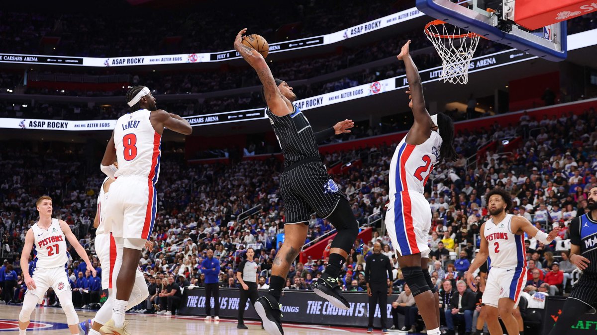 Magic's Paolo Banchero (C) tries to dunk on Pistons' Isaiah Stewart in an NBA game, in Detroit, Michigan, U.S., April 19, 2026. (AFP Photo)