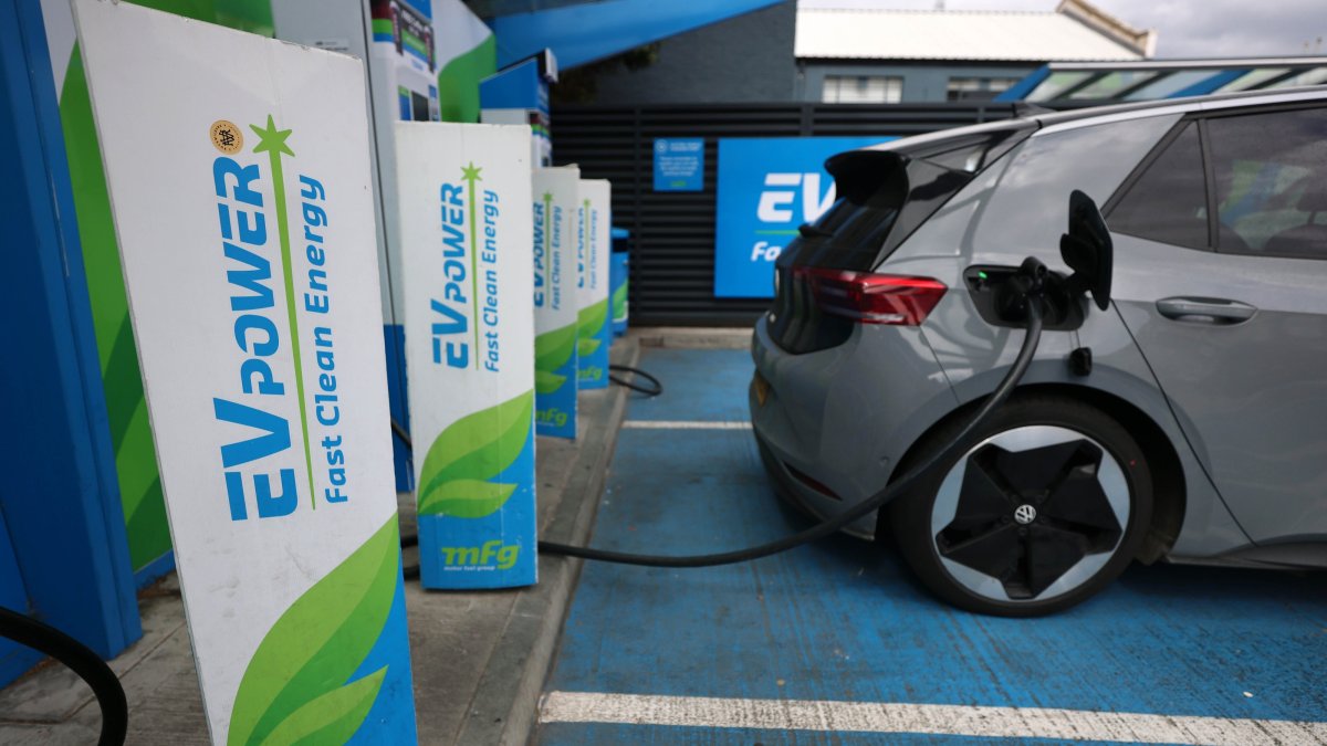 An electric vehicle charges at a station in London, U.K., April 13, 2026. (EPA Photo)