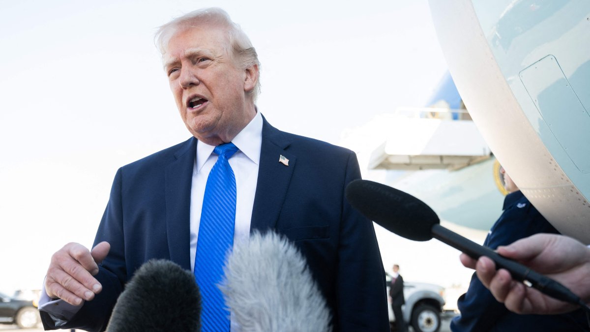 U.S. President Donald Trump speaks to reporters before boarding Air Force One at Palm Beach International Airport in West Palm Beach, Florida, March 23, 2026. (AFP Photo)