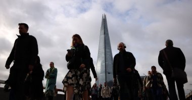 Commuters walk across London Bridge, London, U.K., April 16, 2026. (EPA Photo)