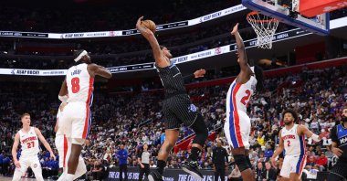 Magic's Paolo Banchero (C) tries to dunk on Pistons' Isaiah Stewart in an NBA game, in Detroit, Michigan, U.S., April 19, 2026. (AFP Photo)