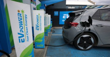 An electric vehicle charges at a station in London, U.K., April 13, 2026. (EPA Photo)