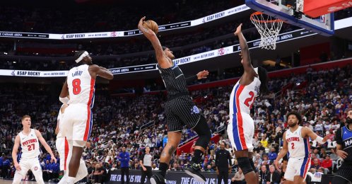 Magic's Paolo Banchero (C) tries to dunk on Pistons' Isaiah Stewart in an NBA game, in Detroit, Michigan, U.S., April 19, 2026. (AFP Photo)