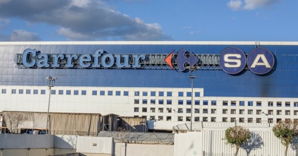 Carrefoursa logo on the roof of a supermarket, Istanbul, Türkiye, Jan. 16, 2022. (Shutterstock Photo)
