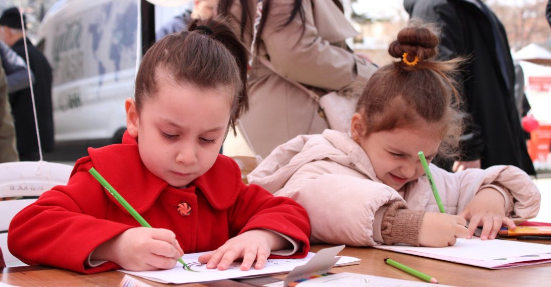Children paint drawings and write messages on paper, Kastamonu, Türkiye, April 11, 2026. (AA Photo)