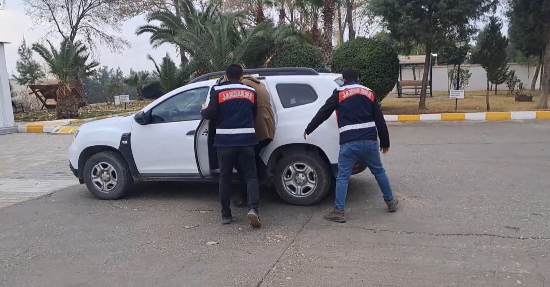 Turkish gendarmerie forces detain the suspects in operations carried out against the Daesh terrorist group, Ankara, Türkiye, April 20, 2026. (DHA Photo)