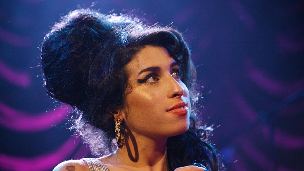 Amy Winehouse performs on stage, London, U.K., May 28, 2007. (Getty Images Photo)