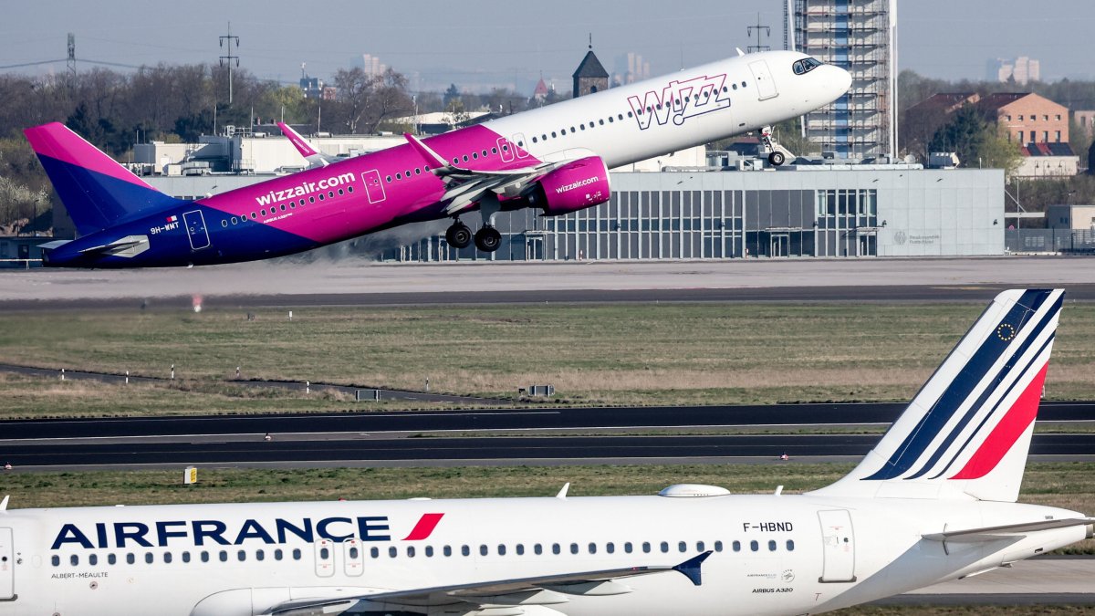 A Wizz Air and Air France aircraft are photographed at Berlin Brandenburg Airport, Schoenefeld, Germany, April 17, 2026. (EPA Photo)
