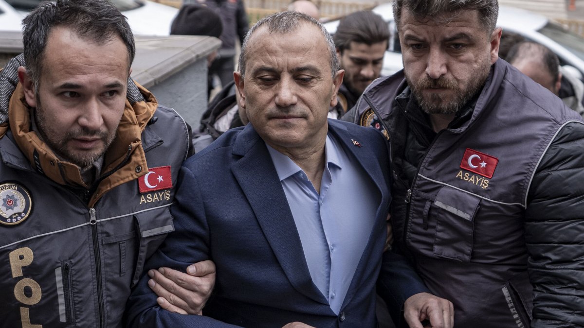 Police officers escort former Governor Tuncay Sonel (C), a suspect in the disappearance of Gülistan Doku, Erzurum, eastern Türkiye, April 21, 2026. (AA Photo)