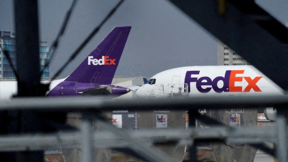 FedEx air freight cargo planes parked at a FedEx regional hub at Los Angeles International Airport (LAX) in Los Angeles, California, U.S., Sept. 16, 2022. (Reuters Photo)
