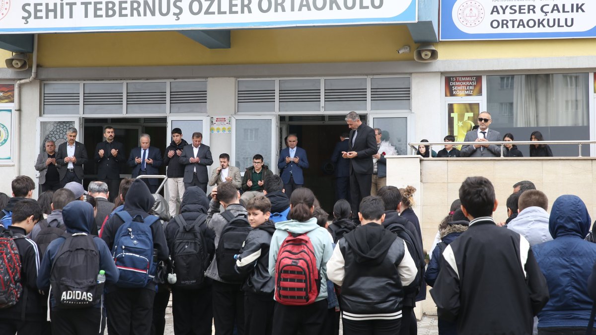 Students and teachers resume classes at Şehit Tebernuş Özler Secondary School after the armed attack on Ayser Çalık Secondary School, Kahramanmaraş, Türkiye, April 20, 2026. (AA Photo)