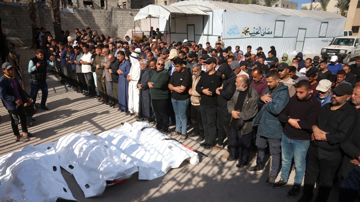 Palestinian pray over the bodies of people killed in an Israeli airstrike, prior to their burial in the city of Khan Yunis, in the southern Gaza Strip, April 21, 2026. (AFP Photo)