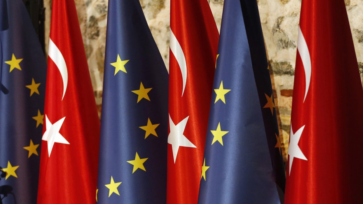Türkiye's and European flags prior to the opening session of a high-level meeting between EU and Türkiye, in Istanbul, Thursday, Feb. 28, 2019. (AP File Photo)