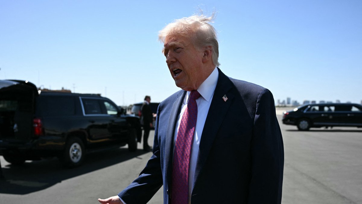 U.S. President Donald Trump speaks to reporters upon arrival at Phoenix Sky Harbor International Airport in Phoenix, Arizona, April 17, 2026. (AFP Photo)