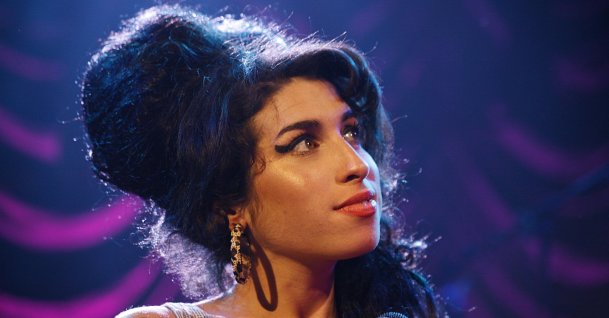 Amy Winehouse performs on stage, London, U.K., May 28, 2007. (Getty Images Photo)