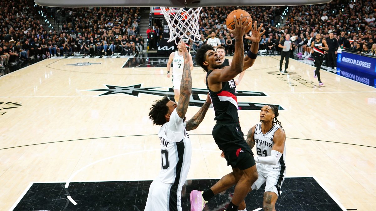 Portland Trail Blazers guard Scoot Henderson (C) drives between two Spurs players during an  NBA Playoffs game, San Antonio, Texas, U.S., April 21, 2026. (Reuters Photo) 
