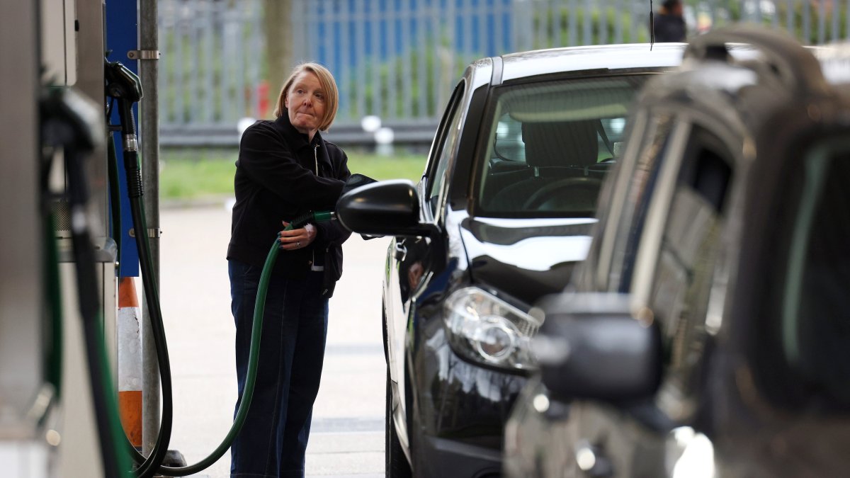 A customer fills her tank at a petrol station, London, U.K., April 2, 2026. (EPA Photo)