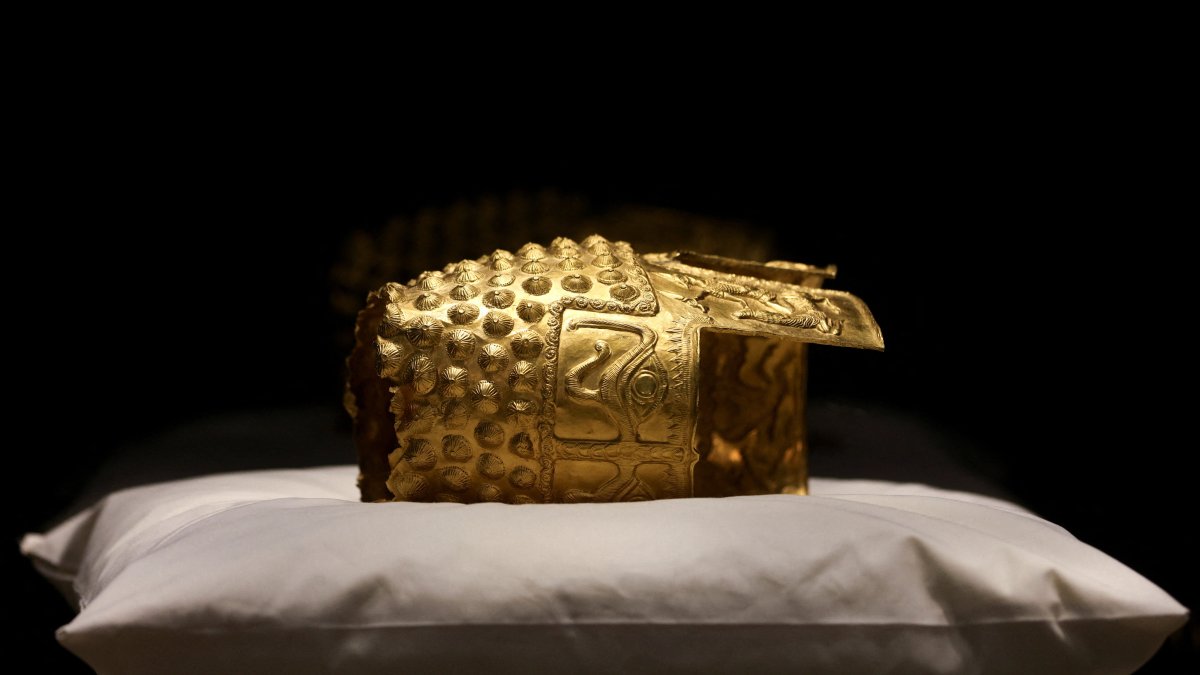 The 2,500-year-old golden helmet on display during a press event that marked its return with two other ancient Romanian treasures at the National Museum of Romanian History, Bucharest, Romania, April 21, 2026. (Reuters Photo)