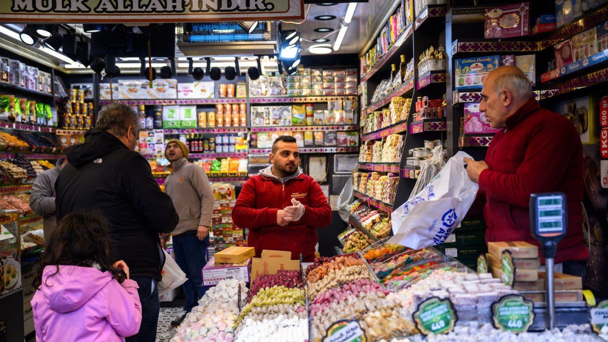 People are seen shopping in Eminönü neighborhood, Istanbul, Türkiye, March 19, 2026. (AA Photo)