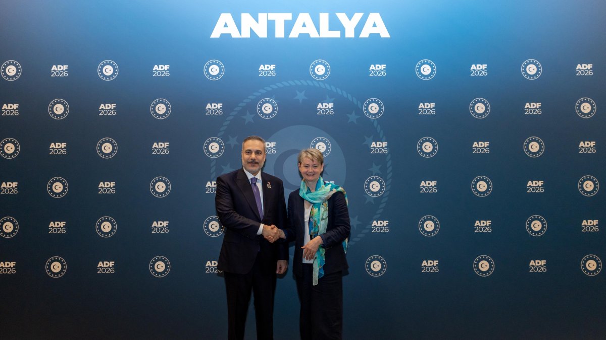 Foreign Minister Hakan Fidan (L) meets British Foreign Secretary Yvette Cooper (R) on the sidelines of the 5th Antalya Diplomacy Forum, Antalya, Türkiye, April 18, 2026. (EPA Photo)