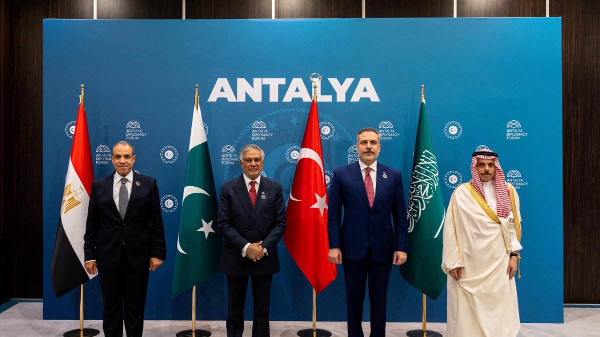 The foreign ministers of Egypt, Pakistan, Türkiye and Saudi Arabia, Badr Abdelatty, Mohammad Ishaq Dar, Hakan Fidan and Prince Faisal bin Farhan, meet on the sidelines of the Antalya Diplomacy Forum, Antalya, Türkiye, April 17, 2026. (Reuters Photo)
