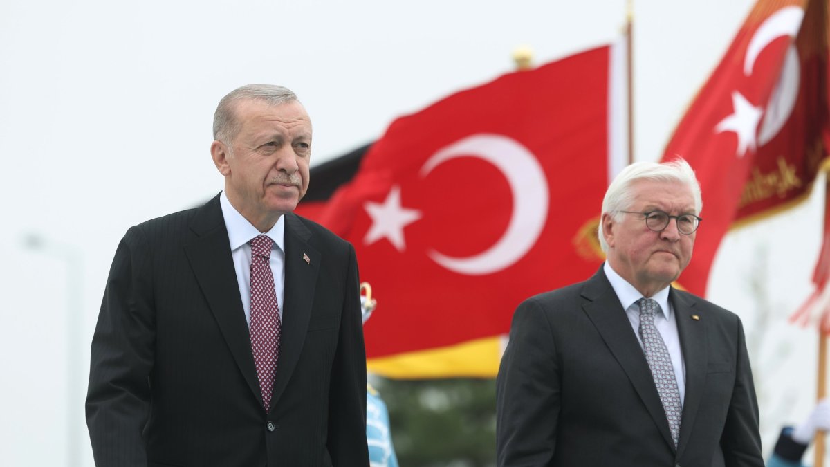 President Recep Tayyip Erdoğan and German President Frank-Walter Steinmeier review the honor guard, during a welcome ceremony at the Presidential Palace in Ankara, Türkiye, April 24, 2024. (EPA File Photo)