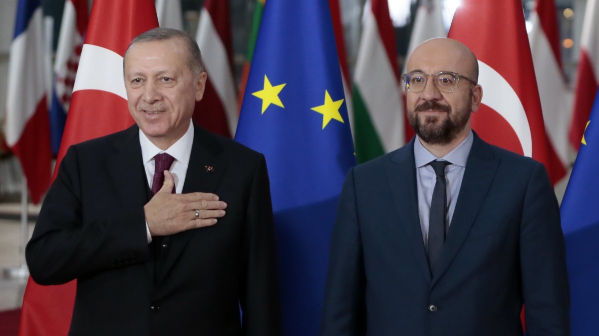 President Recep Tayyip Erdoğan is welcomed by European Council President Charles Michel prior to a meeting at the European Council building in Brussels, March 9, 2020. (AP Photo)