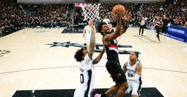 Portland Trail Blazers guard Scoot Henderson (C) drives between two Spurs players during an  NBA Playoffs game, San Antonio, Texas, U.S., April 21, 2026. (Reuters Photo) 