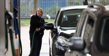 A customer fills her tank at a petrol station, London, U.K., April 2, 2026. (EPA Photo)