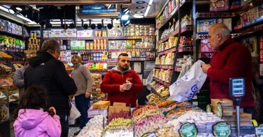 People are seen shopping in Eminönü neighborhood, Istanbul, Türkiye, March 19, 2026. (AA Photo)