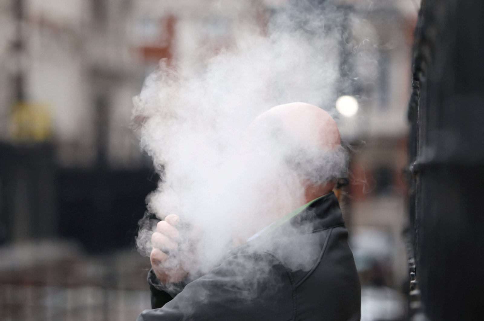 are vapes legal in london Vaping in Public Places in the UK -2025 Guide main image 1